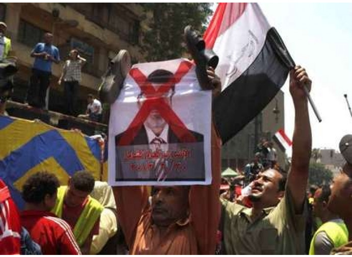 Folla protesta contro Morsi